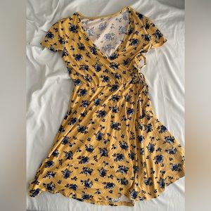 💖 4 for $25 sale 🎉 
Yellow floral wrap dress